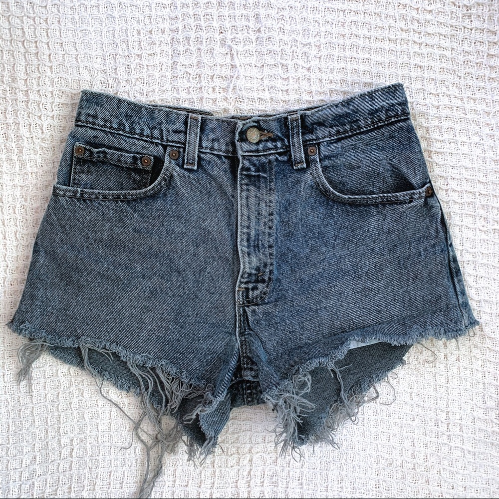SOLD ON DEPOP π LEVIS HIGHWAISTED DENIM SHORTS - Picture 3 of 5